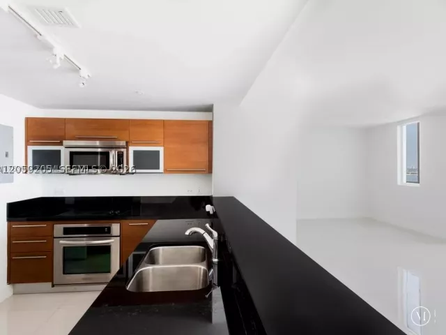 2-bedroom condo for rent in Miami - 244 Biscayne Blvd 1202 - MondialRealty