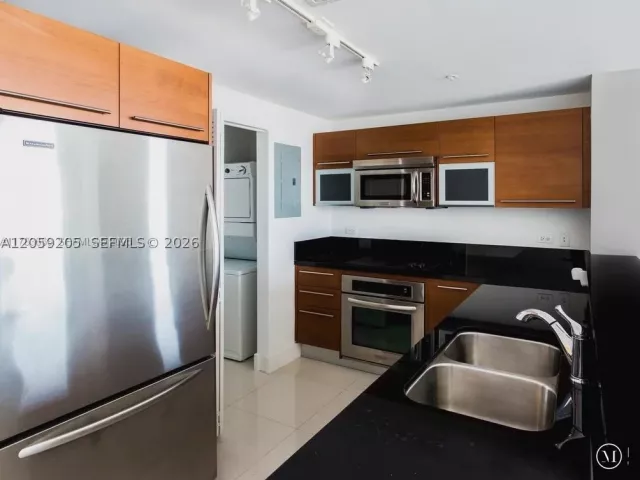 2-bedroom condo for rent in Miami - 244 Biscayne Blvd 1202 - MondialRealty