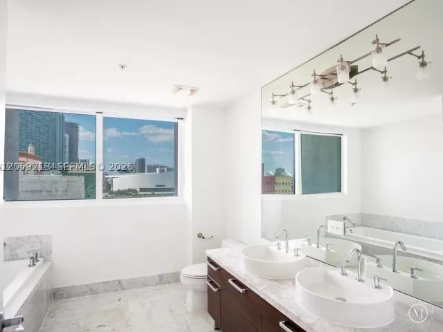2-bedroom condo for rent in Miami - 244 Biscayne Blvd 1002 - MondialRealty
