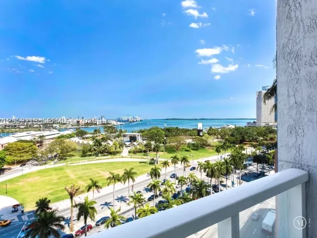 2-bedroom condo for rent in Miami - 244 Biscayne Blvd 1002 - MondialRealty