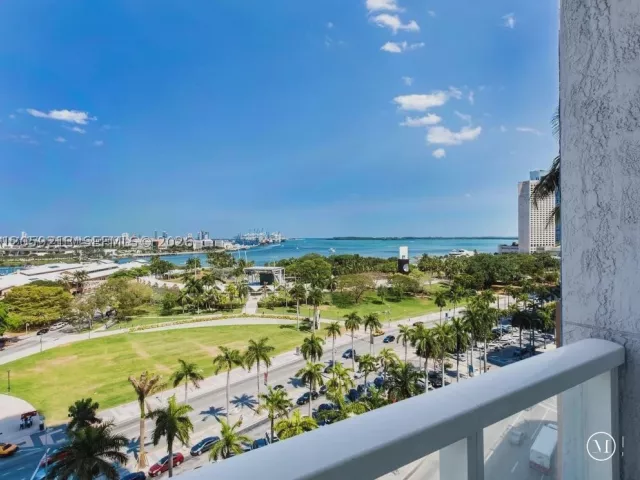 2-bedroom condo for rent in Miami - 244 Biscayne Blvd 1002 - MondialRealty