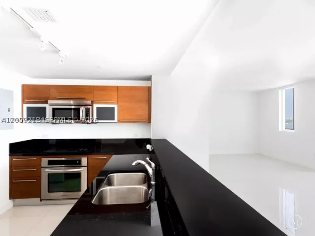 2-bedroom condo for rent in Miami - 244 Biscayne Blvd 1002 - MondialRealty