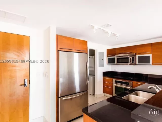 2-bedroom condo for rent in Miami - 244 Biscayne Blvd 1002 - MondialRealty