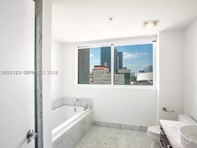 2-bedroom condo for rent in Miami - 244 Biscayne Blvd 1002 - MondialRealty