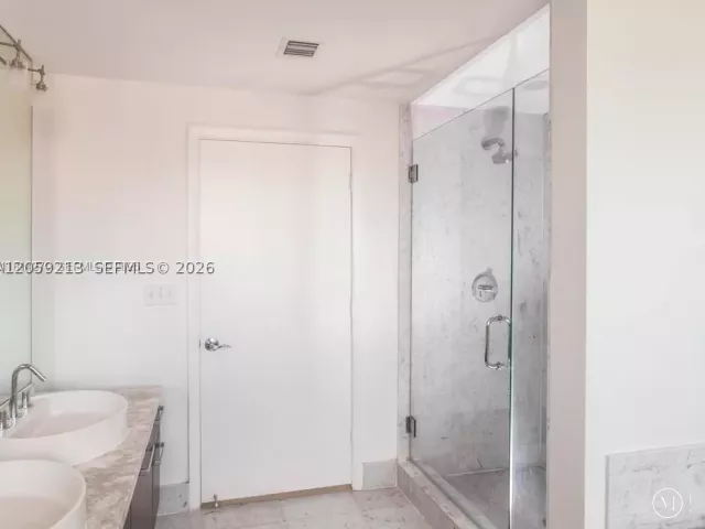 2-bedroom condo for rent in Miami - 244 Biscayne Blvd 1002 - MondialRealty