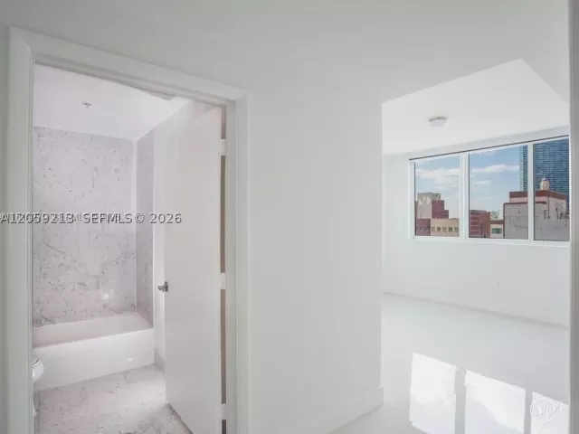 2-bedroom condo for rent in Miami - 244 Biscayne Blvd 1002 - MondialRealty