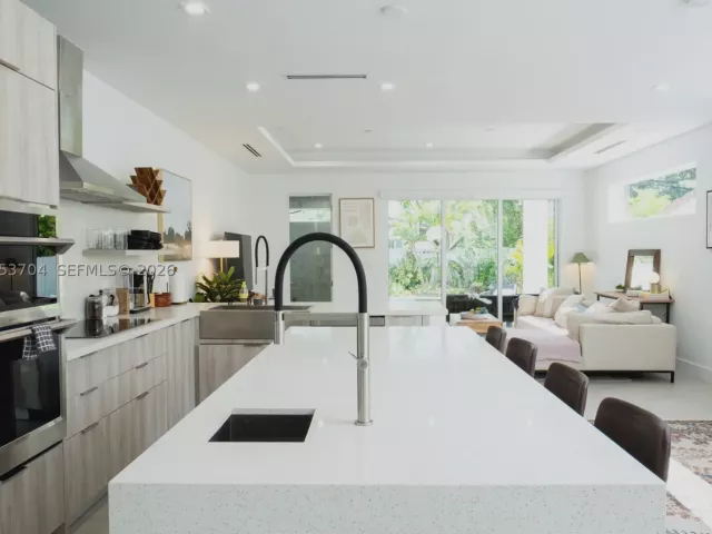 3-bedroom home for rent in Miami - 3524 SW 25th Ter A - MondialRealty