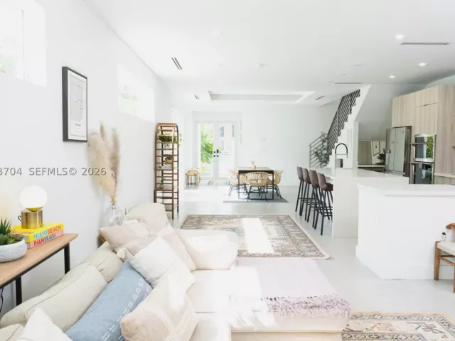 3-bedroom home for rent in Miami - 3524 SW 25th Ter A - MondialRealty