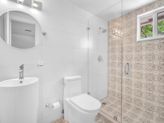 6-bedroom home for sale in Hollywood - 3161 N 36TH Street - MondialRealty