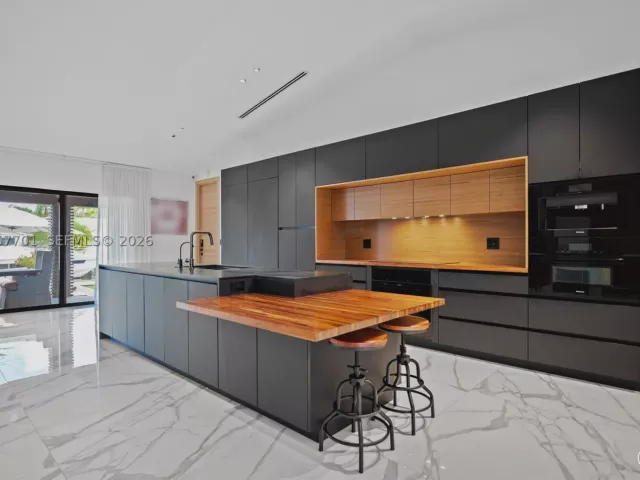 5-bedroom home for rent in North Miami Beach - 16431 NE 34th Ave - MondialRealty