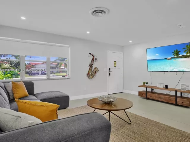 3-bedroom home for sale in Hollywood - 3338 Cleveland St - MondialRealty