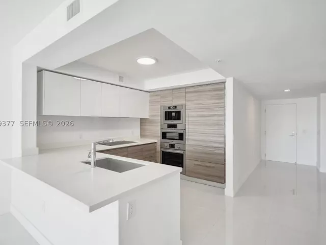 2-bedroom condo for rent in Sunny Isles Beach - 330 Sunny Isles Blvd 5-805 - MondialRealty