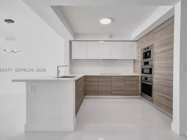 2-bedroom condo for rent in Sunny Isles Beach - 330 Sunny Isles Blvd 5-805 - MondialRealty