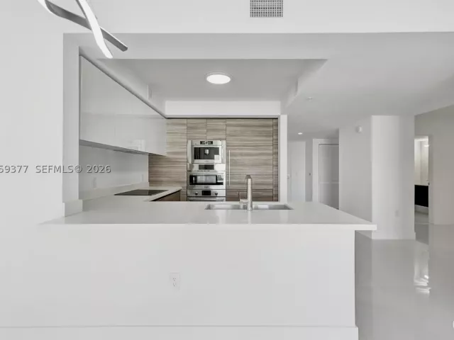 2-bedroom condo for rent in Sunny Isles Beach - 330 Sunny Isles Blvd 5-805 - MondialRealty