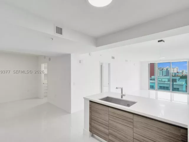 2-bedroom condo for rent in Sunny Isles Beach - 330 Sunny Isles Blvd 5-805 - MondialRealty