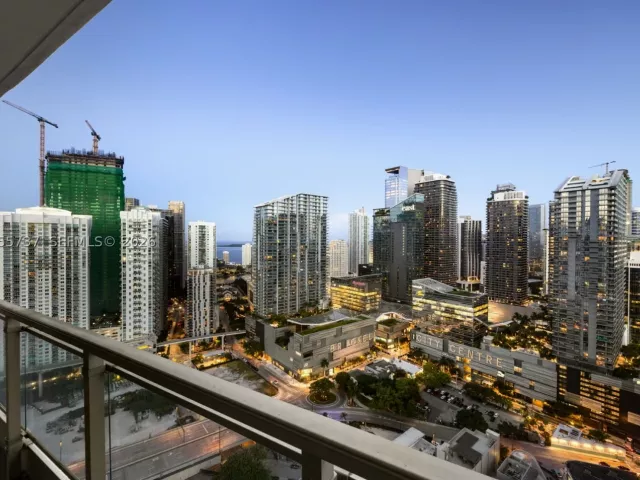 3-bedroom condo for sale in Miami - 92 SW 3rd St 3901 - MondialRealty