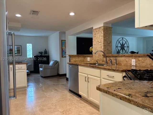 6-bedroom home for rent in Miami - 6610 SW 104th Ct - MondialRealty