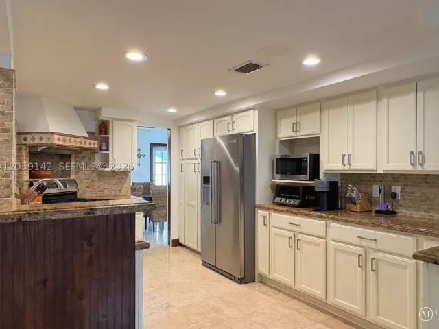 6-bedroom home for rent in Miami - 6610 SW 104th Ct - MondialRealty