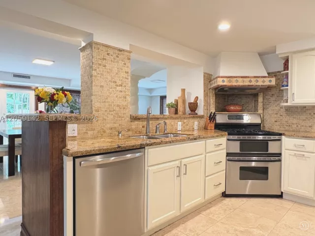 6-bedroom home for rent in Miami - 6610 SW 104th Ct - MondialRealty