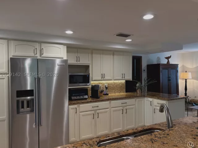 6-bedroom home for rent in Miami - 6610 SW 104th Ct - MondialRealty