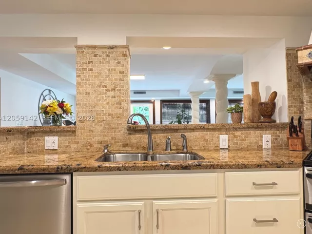 6-bedroom home for rent in Miami - 6610 SW 104th Ct - MondialRealty