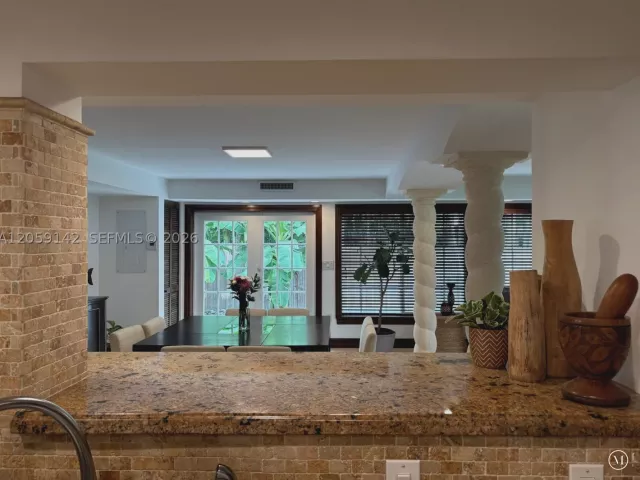 6-bedroom home for rent in Miami - 6610 SW 104th Ct - MondialRealty
