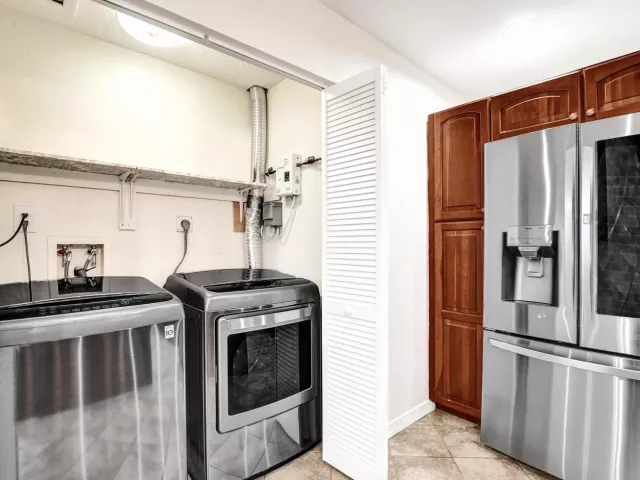 3-bedroom home for rent in Fort Lauderdale - 300 SW 19TH Avenue - MondialRealty