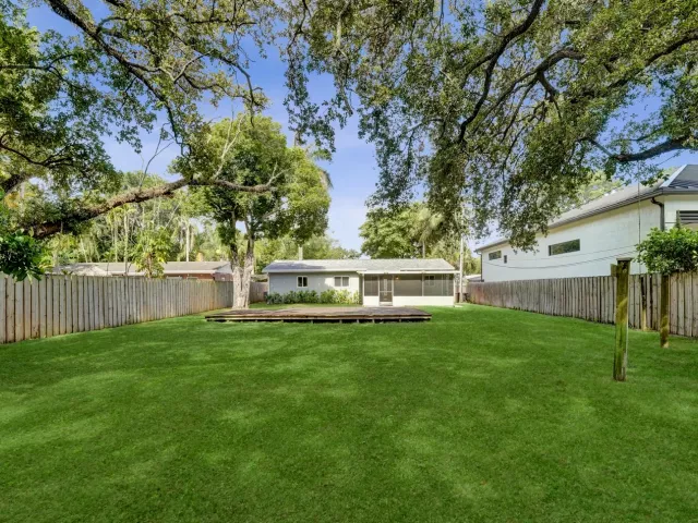 3-bedroom home for rent in Fort Lauderdale - 300 SW 19TH Avenue - MondialRealty