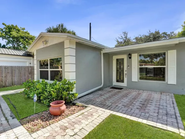 3-bedroom home for rent in Fort Lauderdale - 300 SW 19TH Avenue - MondialRealty