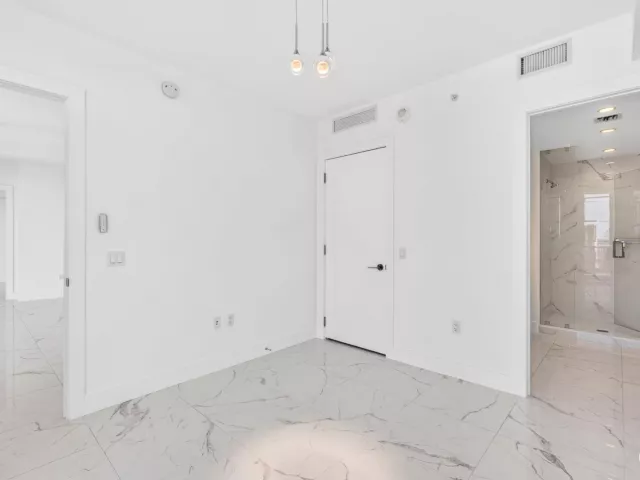 2-bedroom condo for rent in Fort Lauderdale - 100 E Las Olas Boulevard 1902 - MondialRealty