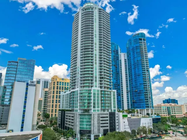 2-bedroom condo for rent in Fort Lauderdale - 100 E Las Olas Boulevard 1902 - MondialRealty