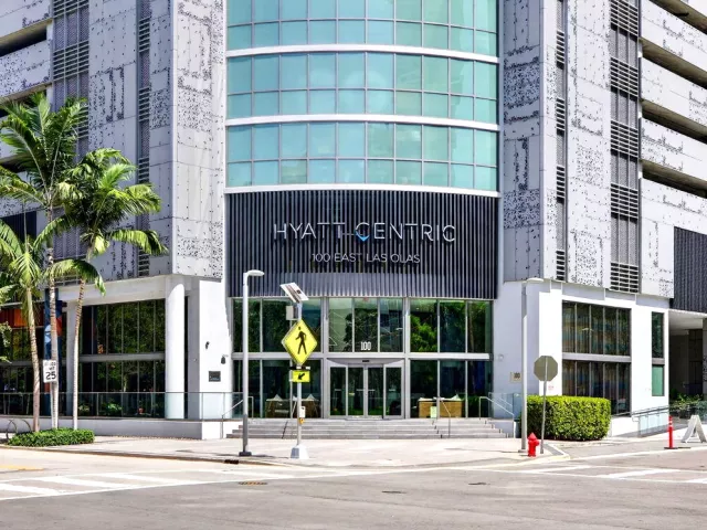 2-bedroom condo for rent in Fort Lauderdale - 100 E Las Olas Boulevard 1902 - MondialRealty