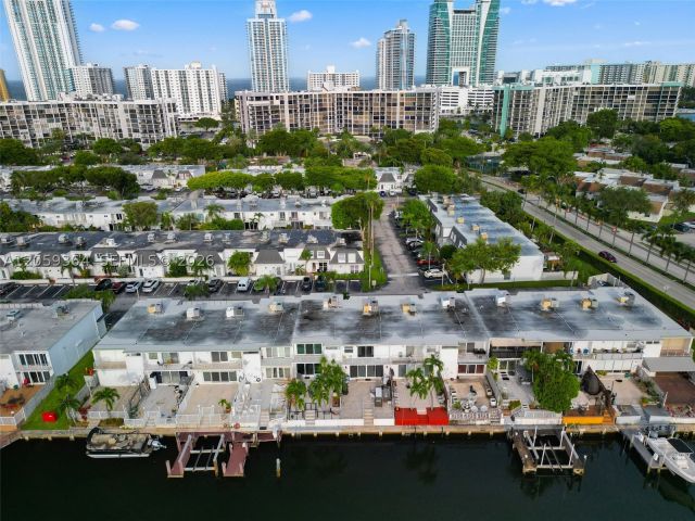 3-bedroom home for rent in Hallandale Beach - 613 NE 26th Ave 613 - MondialRealty