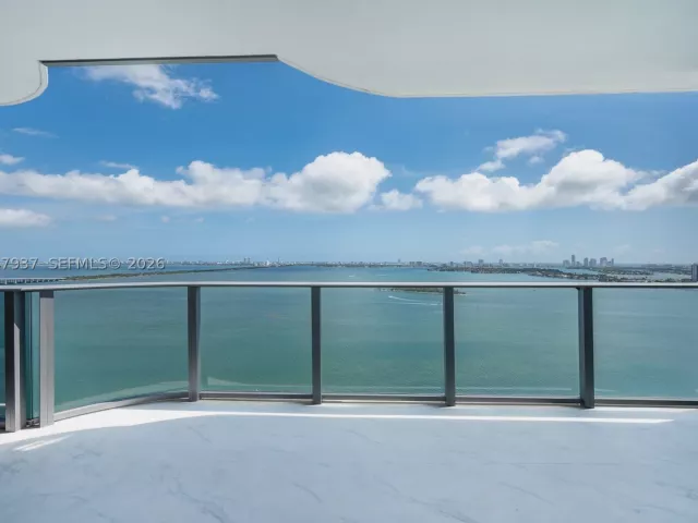 2-bedroom condo for rent in Miami - 700 NE 24th St 2502 - MondialRealty