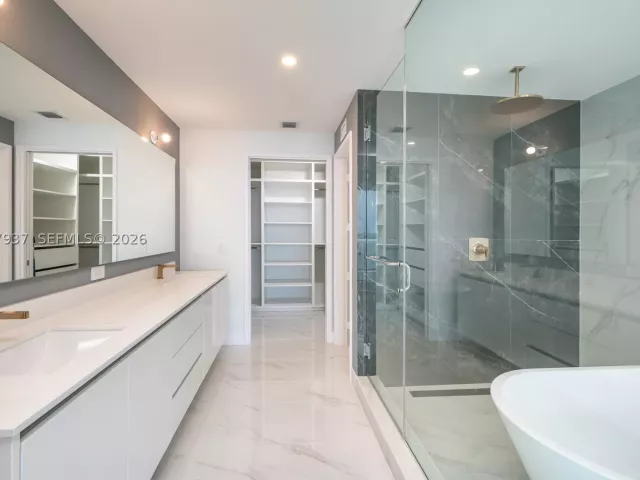 2-bedroom condo for rent in Miami - 700 NE 24th St 2502 - MondialRealty
