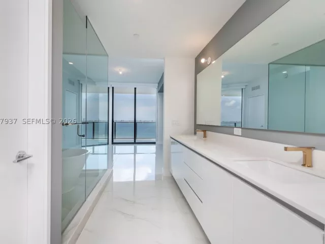 2-bedroom condo for rent in Miami - 700 NE 24th St 2502 - MondialRealty