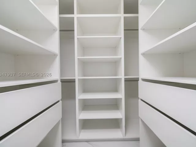 2-bedroom condo for rent in Miami - 700 NE 24th St 2502 - MondialRealty