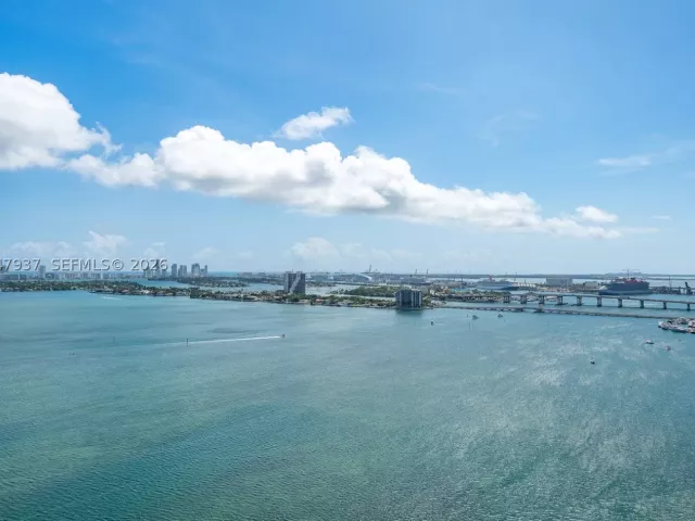 2-bedroom condo for rent in Miami - 700 NE 24th St 2502 - MondialRealty