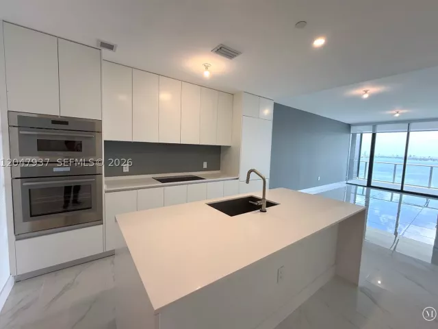 2-bedroom condo for rent in Miami - 700 NE 24th St 2502 - MondialRealty