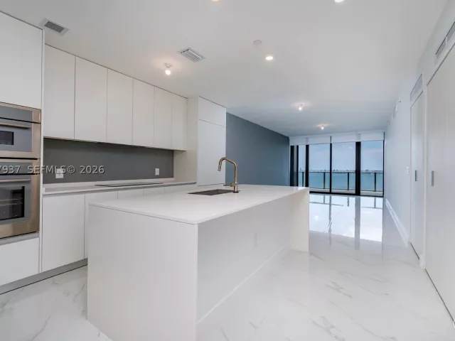 2-bedroom condo for rent in Miami - 700 NE 24th St 2502 - MondialRealty