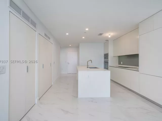 2-bedroom condo for rent in Miami - 700 NE 24th St 2502 - MondialRealty