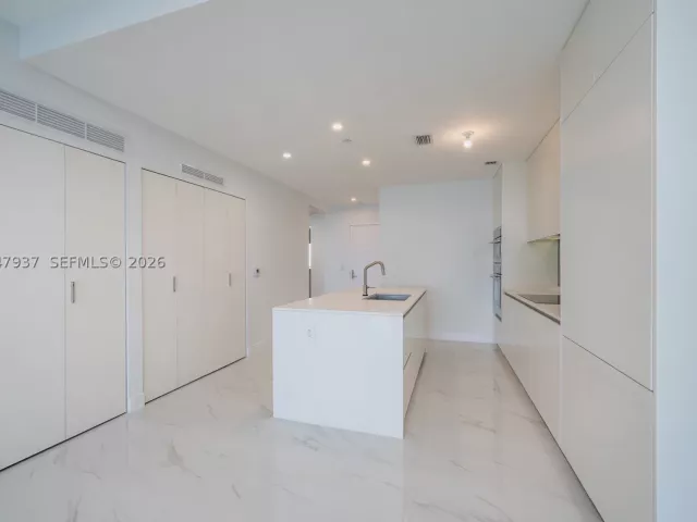 2-bedroom condo for rent in Miami - 700 NE 24th St 2502 - MondialRealty