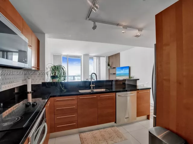 2-bedroom condo for rent in Miami - 244 Biscayne Blvd 3409 - MondialRealty