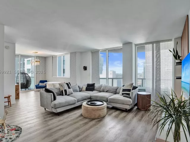 2-bedroom condo for rent in Miami - 244 Biscayne Blvd 3409 - MondialRealty