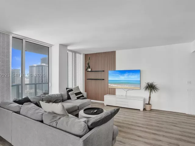 2-bedroom condo for rent in Miami - 244 Biscayne Blvd 3409 - MondialRealty
