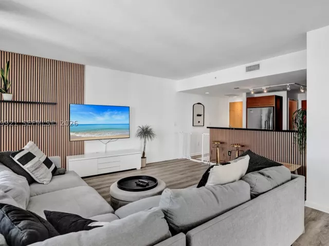 2-bedroom condo for rent in Miami - 244 Biscayne Blvd 3409 - MondialRealty