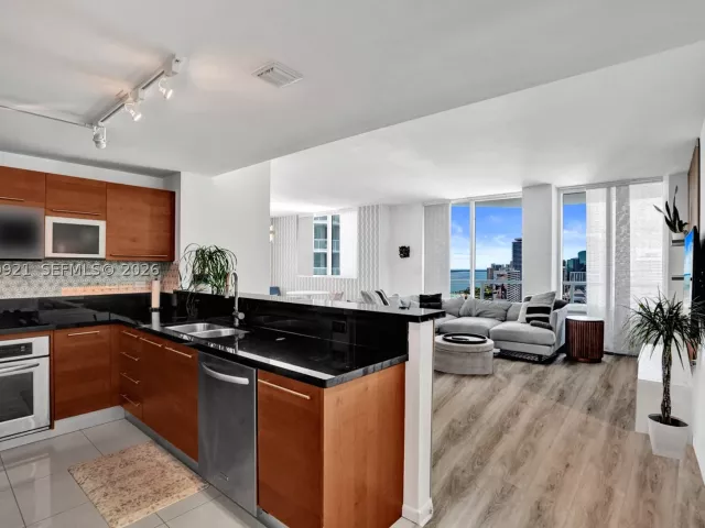 2-bedroom condo for rent in Miami - 244 Biscayne Blvd 3409 - MondialRealty