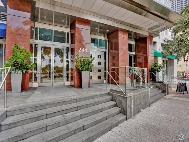 2-bedroom condo for rent in Miami - 244 Biscayne Blvd 3409 - MondialRealty