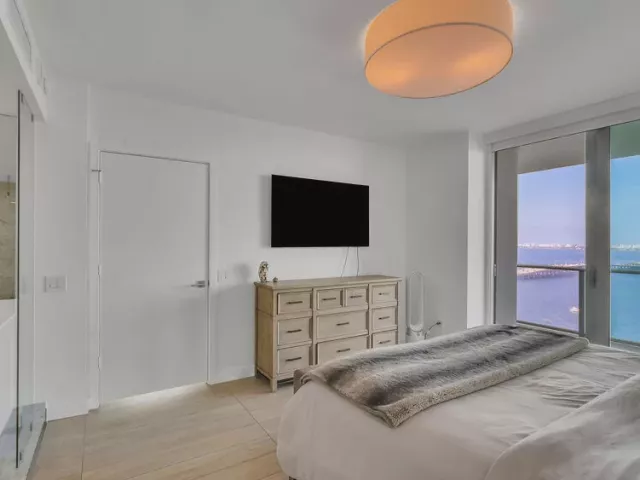 3-bedroom condo for sale in Miami - 3131 NE 7th Avenue 2206 - MondialRealty