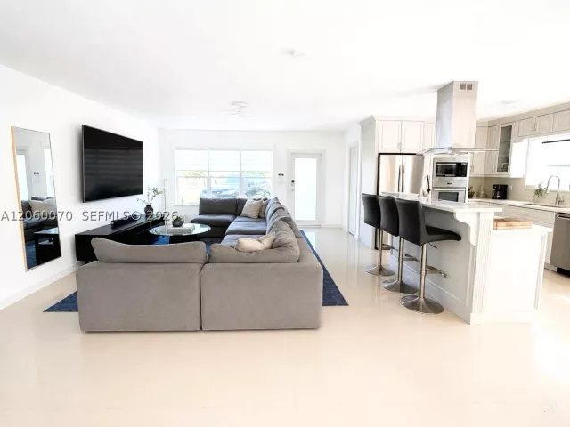 3-bedroom home for rent in Miami Beach - 455 S Shore Dr - MondialRealty